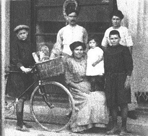 La famille Barjavel devant la boulangerie - René est debout sur les genoux de sa mère