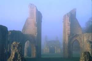 Ruines de l'abbaye de Glastonbury dans la brume - photographie de Sarah Boait